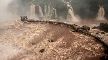 impresionante crecida del rio iguazu: cierran el circuito de garganta del diablo