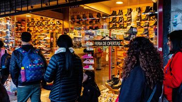 Para competir con shoppings y supermercados, comercios del centro abren este 25 de julio