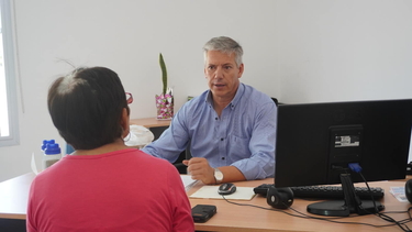 Alejandro Molero intendente de General Alvear recibiendo a los vecinos del departamento.