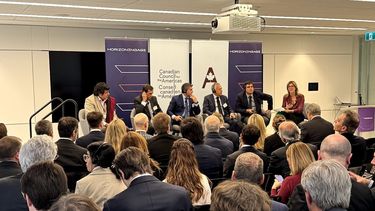 Desde Canadá, el gobernador Alfredo Cornejo anunció que se realizará una feria minera en Mendoza.  Desde Canadá, el gobernador Alfredo Cornejo anunció que se realizará una feria minera en Mendoza.