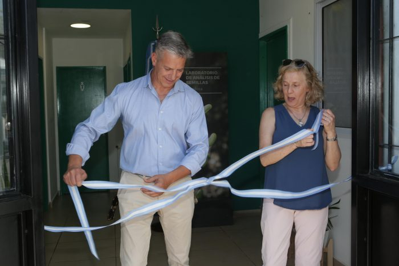 Alejandro Molero (ISCAMEN) y Silvana Babbitt (INASE) inauguraron el nuevo laboratorio de an&aacute;lisis de semillas.