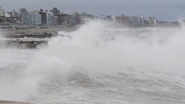 Olas gigantes y vientos de más de 80 km/h: un fuerte temporal azota la Costa Atlántica Olas gigantes y vientos de más de 80 km/h: un fuerte temporal azota la Costa Atlántica