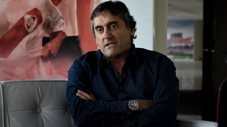 Enzo Francescoli busca al técnico de River Plate.
