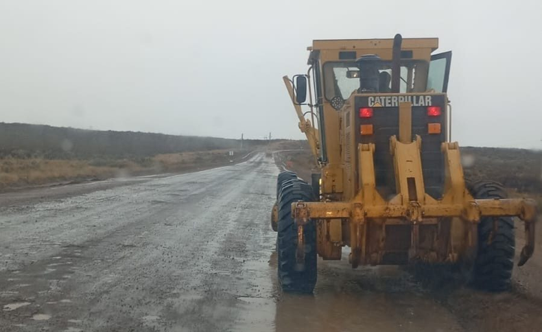 Corte de rutas por la intensa caída de nieve en el sur provincial.