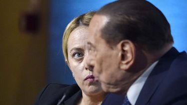 Vuelven los cruces entre Meloni y Berlusconi.