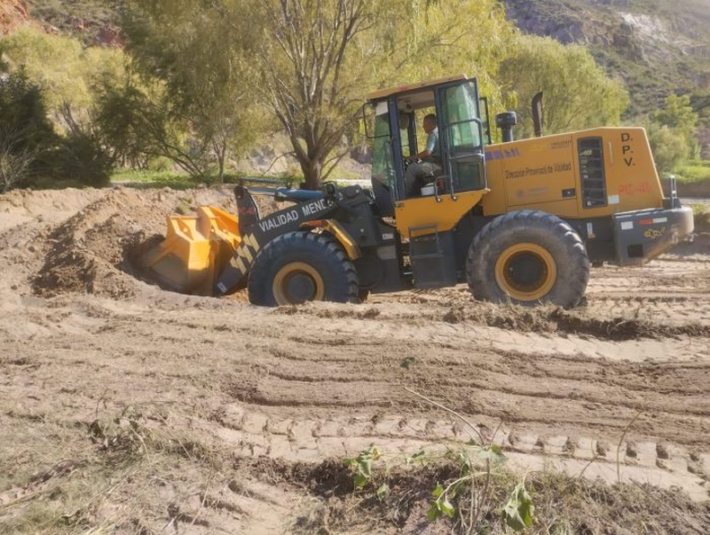 La Dirección Provincial de Vialidad continúa con los trabajos para reconstruir el camino que conecta con el Cañón del Atuel, en San Rafael.