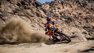 Daniel Sanders logró su primera victoria de etapa en el Rally Dakar 2026 y pasó a liderar la general en motos. &nbsp;