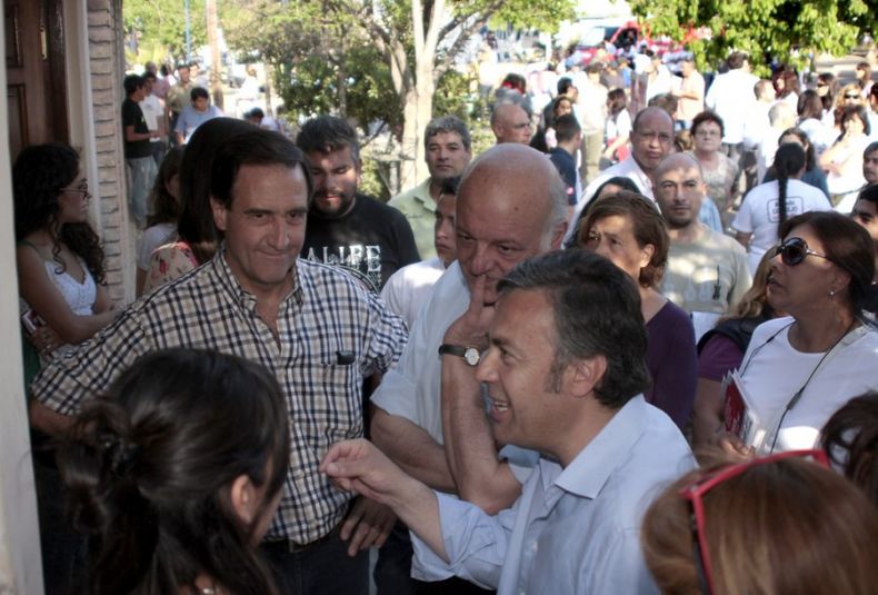 Los candidatos radicales conversaron con los vecinos de La Estanzuela.