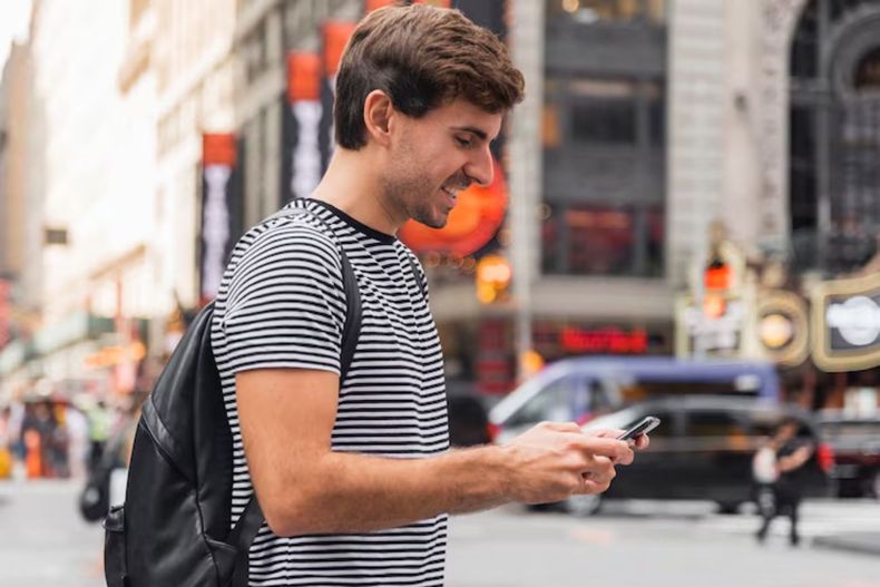 Qué significa caminar con el celular en la mano, según la psicología