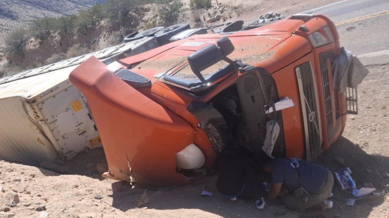Accidente en solitario de un camión en la Ruta 7: ocurrió en el kilómetro 1112.Foto: Gentileza.