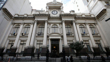 Mejora la entrada de dólares al Central pero salen tam rápido como entran