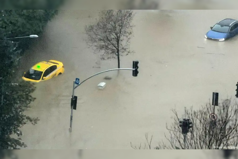 Las lluvias más intensas en 84 años provocaron graves inundaciones en Estmabul, Turquía.