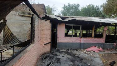 “No me quedó nada”: el drama tras el incendio que destruyó un sueño familiar en General Alvear. “No me quedó nada”: el drama tras el incendio que destruyó un sueño familiar en General Alvear.