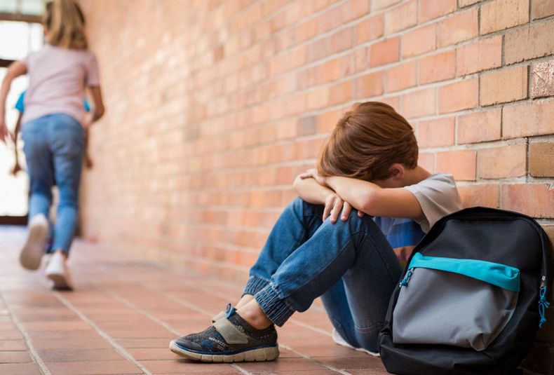 Justicia ordena millonaria indemnización a una familia por discriminación escolar contra un alumno con TEA