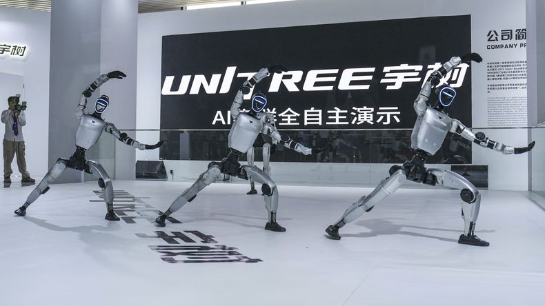 Unos robots de Unitree realizan una demostración totalmente autónoma durante la 23ª edición de la Exposición China-ASEAN, en Nanning, en la región autónoma zhuang de Guangxi, en el sur de China. (Xinhua/Zhang Ailin)