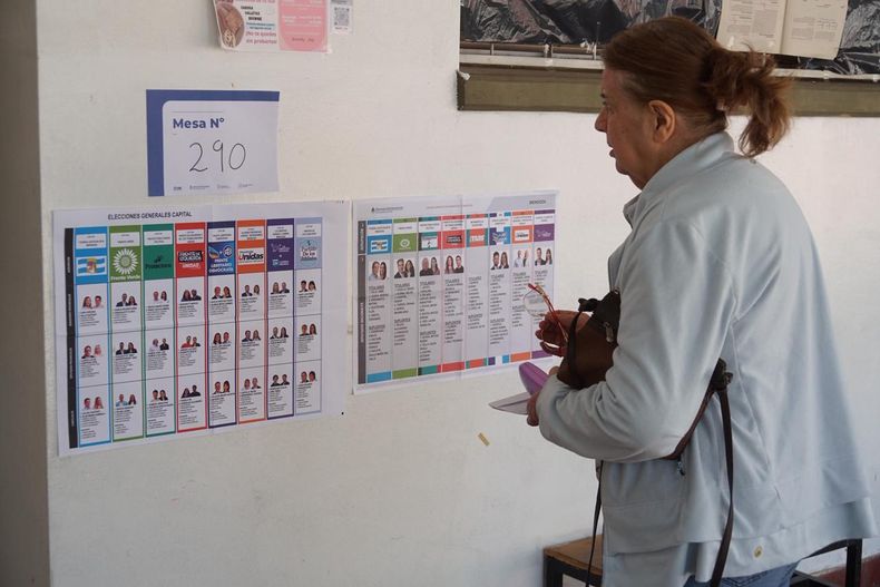 Elecciones 2025: varias escuelas presentaron demoras en la apertura de los comicios.