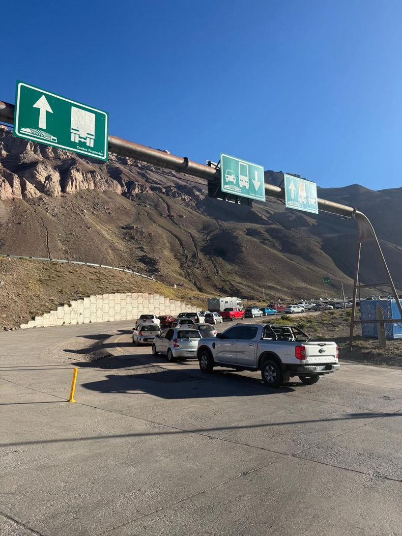Viajeros que regresaban desde Chile enfrentaron demoras superiores a diez horas tras la reapertura del Paso.