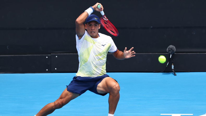 Sebastián Báez avanzó a la segunda ronda del Abierto de Australia tras un partido maratónico. Foto: EFE.