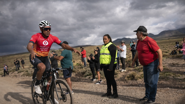 Cristian Moyano celebró una jornada clave y se convirtió en el nuevo líder de la clasificación general de la Vuelta de Mendoza. Cristian Moyano celebró una jornada clave y se convirtió en el nuevo líder de la clasificación general de la Vuelta de Mendoza.