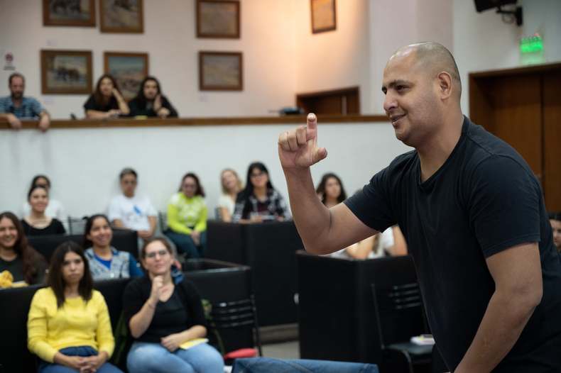 Curso de lengua de señas fue dictado para estudiantes universitarios.