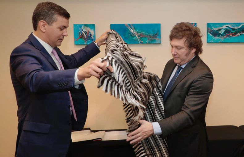 Los regalos más insólitos que recibió Javier Milei y su gabinete desde su asunción