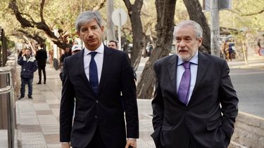Walter Bento y su abogado, Mariano Fragueiro, durante el juicio que terminó con la histórica condena. Walter Bento y su abogado, Mariano Fragueiro, durante el juicio que terminó con la histórica condena.