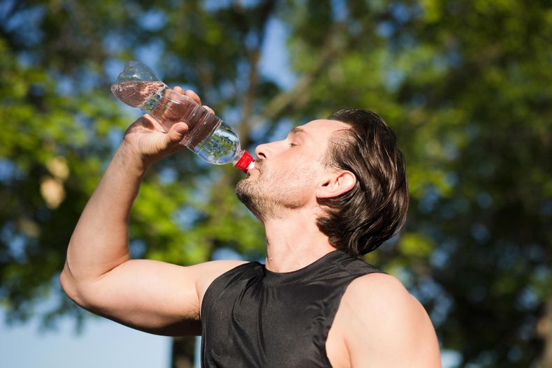 Hidratarse, una de las claves para entrenar en verano.