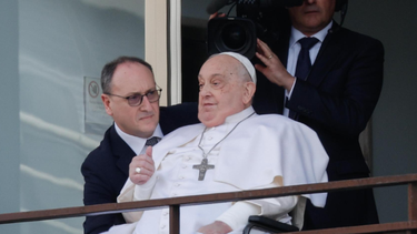 El papa Francisco fue dado de alta y reapareció en público