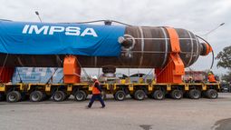 El reactor de IMPSA está detenido desde el sábado en su camino hacia la destilería de YPF.