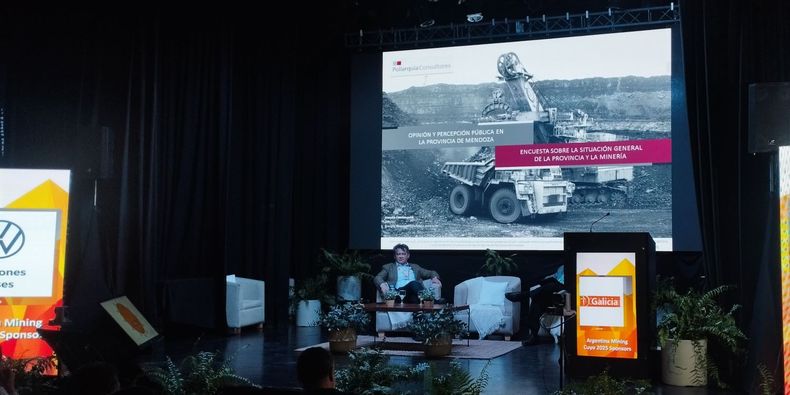 Ernesto Cussianovich, de Poliarquia, presento el informe de la relación de Mendoza con la minería, durante la Argentina Mining