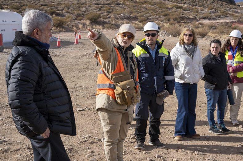 Integrantes de la Unidad de Gestión Ambiental (UGA-PSJ) integrado por organismos técnico/sectoriales, autoridades provinciales y ciudadanos. recorrieron las áreas donde se desarrollan actualmente las actividades de la campaña infills llevadas adelante por la empresa.