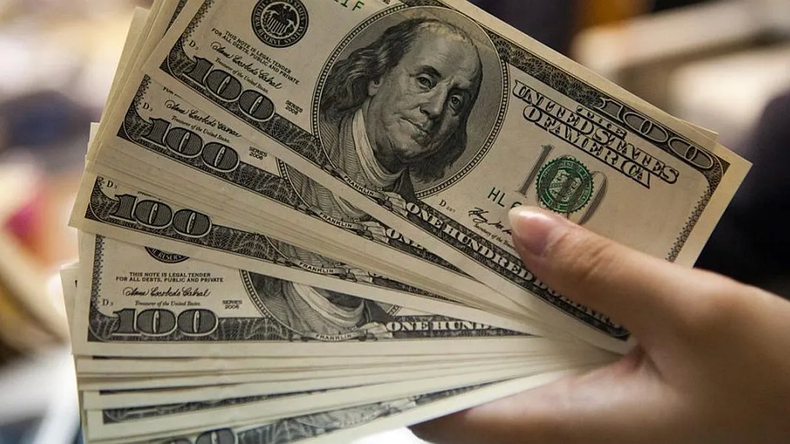 Con la nueva disparada del precio, en Mendoza los arbolitos compran dólar blue pero suspendieron la venta