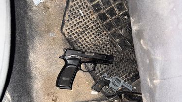Durante una minuciosa requisa, la Policía encontró en el interior del automóvil un importante arsenal. Durante una minuciosa requisa, la Policía encontró en el interior del automóvil un importante arsenal.