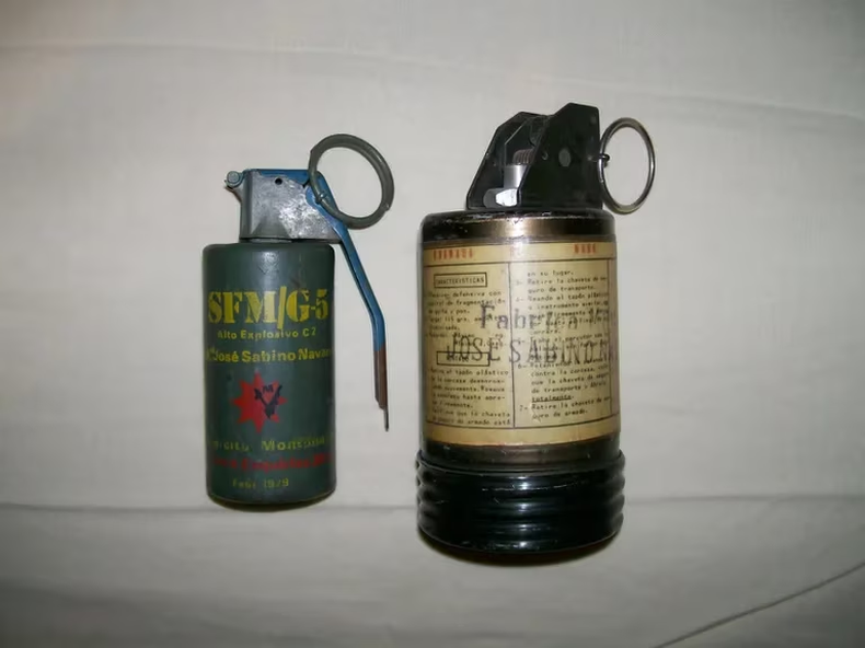 Bomberos encontraron un arsenal de granadas y armas mientras apagaban un incendio