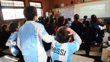 Escuelas: así será el horario de ingreso el día del partido de Argentina.