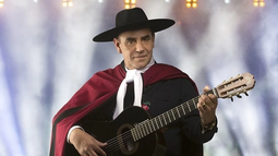 Esta noche cierra el Chaqueño Palavecino en Rivadavia.