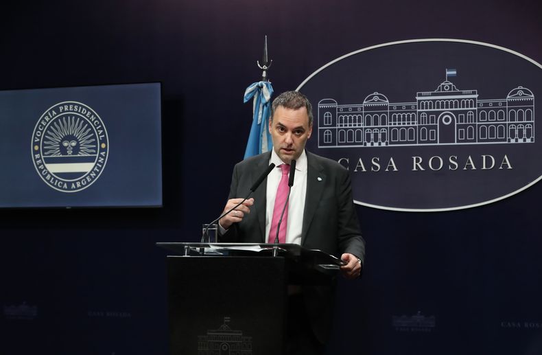 Manuel Adorni hab&iacute;a dicho que la resoluci&oacute;n de la Superintendencia de Seguros de la Naci&oacute;n se mantendr&iacute;a vigente