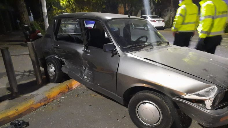 Un auto terminó sobre una vereda tras un choque en Ciudad