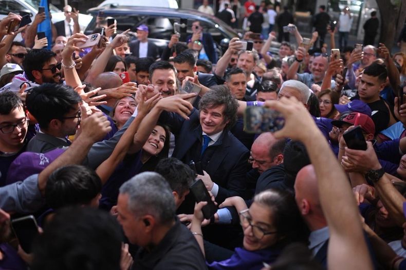 Javier Milei arribó pasadas las 15 al centro mendocino y fue recibido por una multitud.