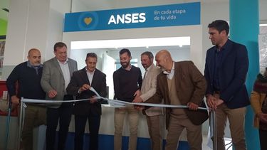Corte de cinta en la inauguración de la oficina de ANSES en Eugenio Bustos, San Carlos