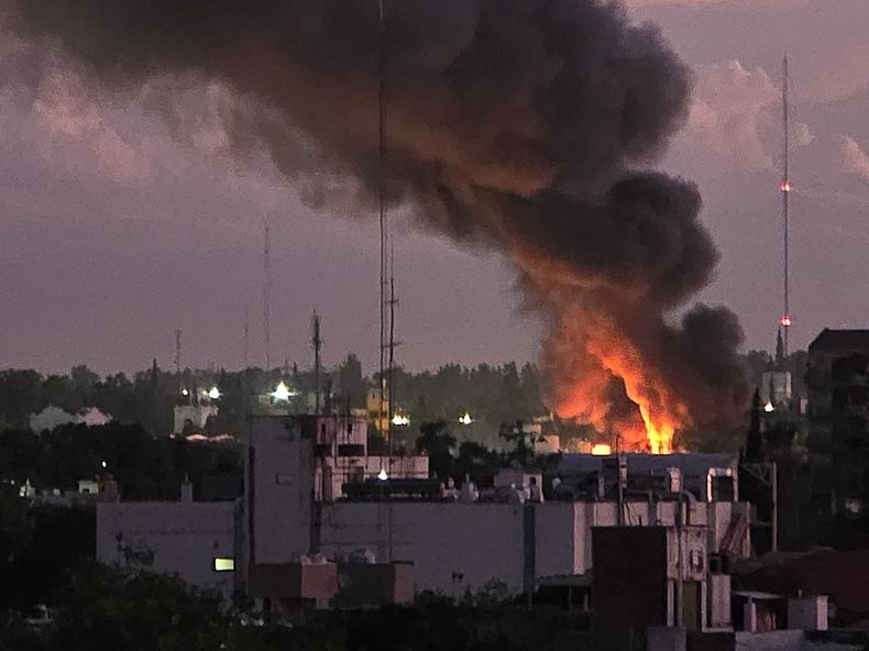 Grave incendio en Godoy Cruz afecta a varios edificios: no hay heridos