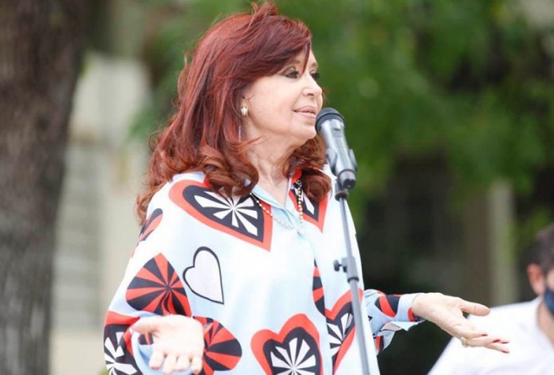 La vicepresidenta, Cristina Fernández, recibió este sábado el alta médica tras haber sido sometida a una histerectomía el pasado jueves en el Sanatorio Otamendi.