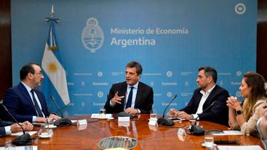 Reunión del ministro de Economía, Sergio Massa, con el presidente de la CAF, Sergio Díaz Granados, en el salón Scalabrini Ortíz del Palacio de Hacienda por el gasoducto Néstor Kirchner.