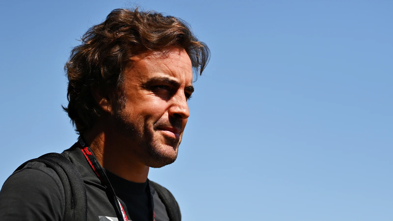 Fernando Alonso se cambia de escudería para 2023. &nbsp;