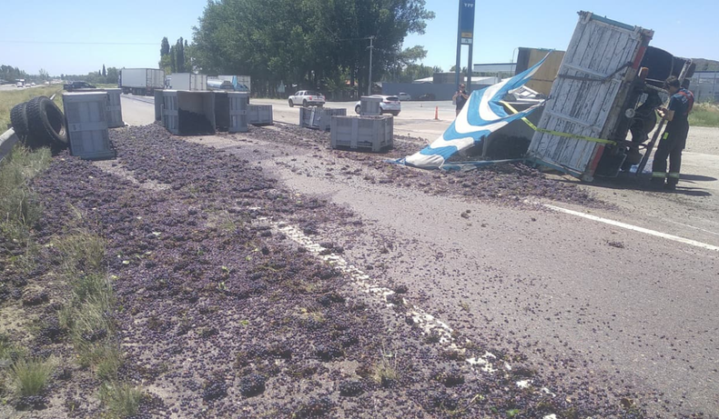 Un camión cargado con uvas volcó en Luján de Cuyo: corte y bypass en la Ruta 40