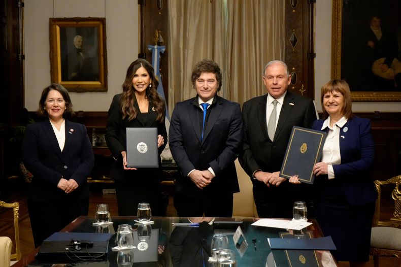 El presidente Javier Milei recibió a la Secretaria de Seguridad Nacional de los Estados Unidos, Kristi Noem. Foto: Presidencia.