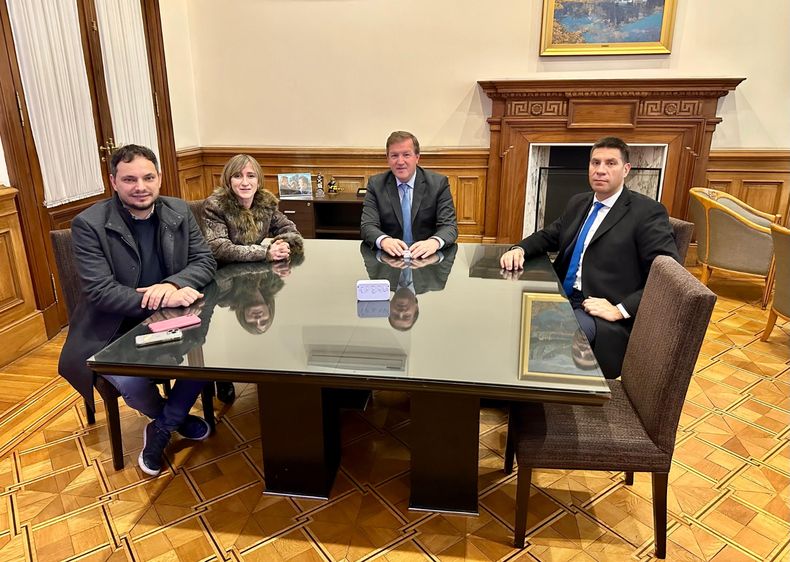 El secretario de Prensa, Eduardo Serenellini, mantuvo un encuentro con los legisladores de La Libertad Avanza de la provincia de Mendoza. Hubo una ausencia.