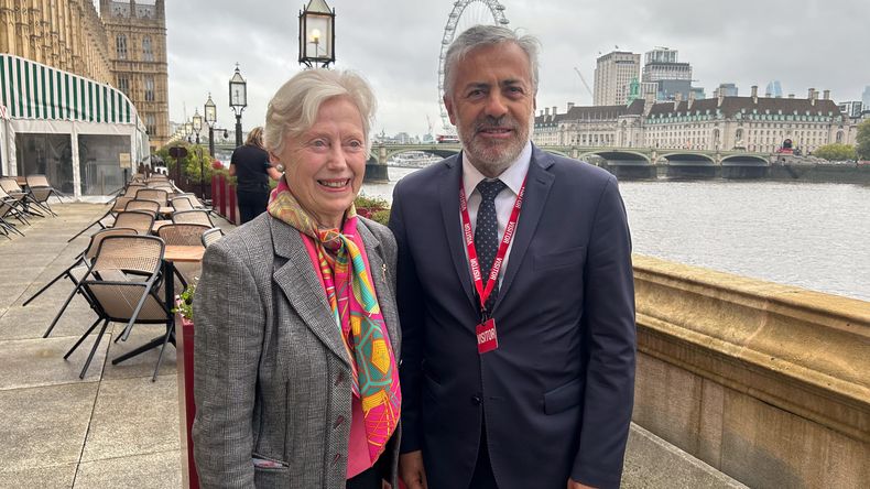 El gobernador junto a la baronesa Gloria Hooper, encargada y miembro de la Cámara de los Lores y referente de América Latina, quien recibió a los mendocinos en el Parlamento Británico.