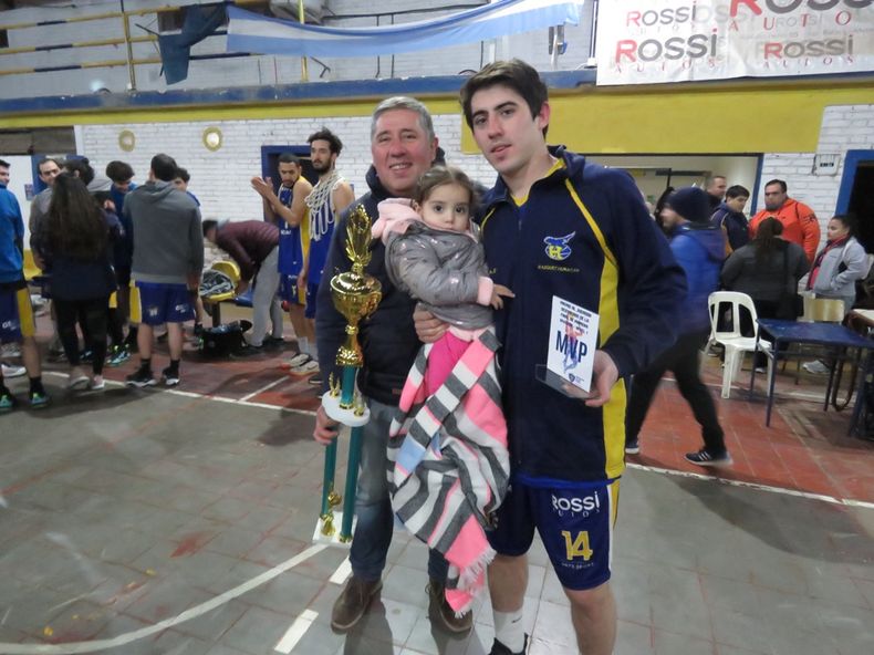 Básquet. La familia Pizarro, Jorge (Papá) y Agustín, jugador MVP con el trofeo de campeón.