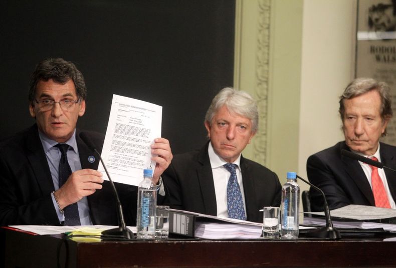 Documentos de la dictadura, vicecanciller Carlos Foradori, el secretario de Derechos Humanos y Pluralismo Cultural, Claudio Avruj y el Representante Especial para los Derechos Humanos de la Cancillería, Leandro Despouy